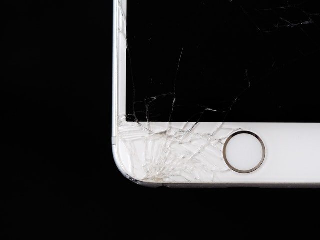 uszkodzony smartfon